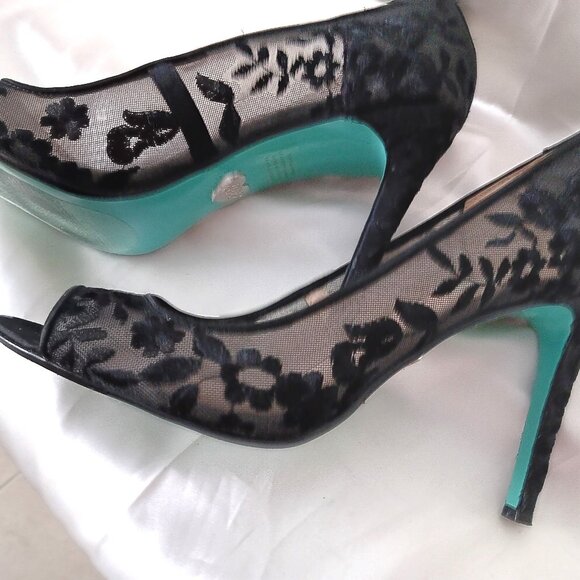 EUC ~ BETSEY JOHNSON ADLEY Black Floral Embroidered Lace Peep Toe Shoes Sz 10 - Picture 5 of 9